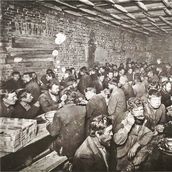 10. Нищие в столовой. Фотография конца XIX века.