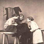 23. Подмастерья портного. Фотогарфия из серии «Русские типы» фотографа У. Каррика. 1860-е годы