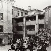 13. Дом с «галдерейками» во владении Кулакова. Фотография 1985 года.