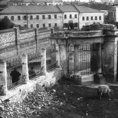 10. Ворота бывшей усадьбы Лопухиных, в которой располагалась ночлежка Бунина. Кадр из фильма С.М. Эйзенштейна «Стачка» 1925 года.