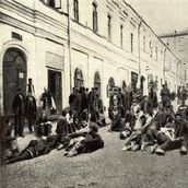 21. Хитрованцы у дома Ерошенко, куда привел Гиляровский мхатовцев. Фотография 1900-х годов.