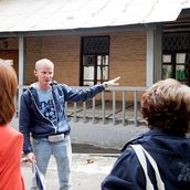9. Экскурсовд Денис Дроздов показывает домик с «галдарейками», в котором, согласно Гиляровскому, жили хитрованские барышни – «марухи». Современная фотография.
