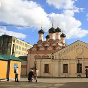 22. А во дворе Софийская церковь XVII столетия с трапезной конца XIX века