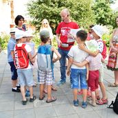 9. Дети внимательно слушают условия игры
