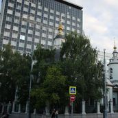 16. Летом храм плохо просматривается из-за деревьев.