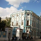 19. Здание эпохи классицизма с эклектическим внешним убранством второй половины XIX века.