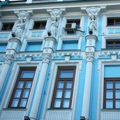 22. Фасады дома украшены музами, у каждой из которых в руках предмет ее искусства или науки.
