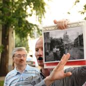 27. Денис Дроздов показывает дореволюционный фотографии Успенской церкви.