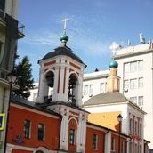 7. Удивительная улица Маросейка! С одной стороны – великолепный жилой дом, с другой – не менее великолепная церковь.