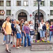 1. Группа собралась возле станции метро «Арбатская». Экскурсовод Александра Гурьянова начинает свой рассказ