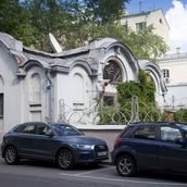 49. С таким же вкусом оформлено здание конюшен (видите лошадиную голову?)