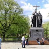 1. Встреча традиционно – возле памятника Кириллу и Мефодию