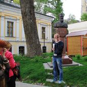 11. В палатах Сумароковых сегодня располагается Императорское Православное Палестинское Общество. А памятник – его основателю В.Н. Хитрово
