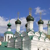11. На фоне колокольни храма Усекновения честной главы Иоанна Крестителя