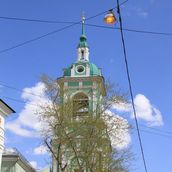 5. Стройная колокольня стоит на красной линии Пятницкой улицы