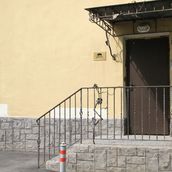 1. Только в Замоскворечье есть памятник виноградной улитке и виноградной лозе на крылечке обычного дома