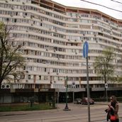 17. Дом-гармошка или «пьяный» дом на Новокузнецкой улице. Получил свои прозвища благодаря необычным балконам
