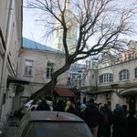 27. Чудесный дворик! С одной стороны палаты XVII века, с другой – редкий дом с «галдарейками»