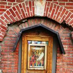 31. В одном из дворов напротив станции метро «Новокузнецкая» местные жители установили икону Параскевы Пятницы в память о церкви в честь этой святой, которая стояла как раз на месте метро
