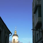 4. Из двора Дома писателей в Лаврушинском переулке открывается вид на церковь «Всех скорбящих Радость» на Ордынке