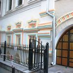 5. Вот такие замечательные палаты XVII века можно встретить во дворе писательского дома