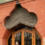 17. Над входной дверью изображена женщина-птица сирин
