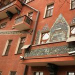 18. «Дом-сказка» украшен майоликовыми панно с языческими и сказочными сюжетами