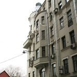 2. Группа внемлет Александре Гурьяновой и рассматривает шедевр архитектора В.Е. Дубовского