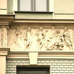 37. Прекрасный скульптурный фриз дома Бройдо