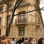 42. Группа остановилась в сквере у въезда в Зачатьевский монастырь
