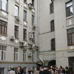 5. Экскурсанты любуются дворовыми фасадами