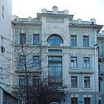 18. Аттики ризалитов с характерными вазами явно навеяны стилистикой модерна