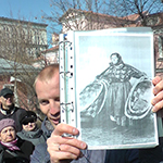 13. Возле памятника Островскому Денис показывает иллюстрации, на которых изображены герои драматурга. В данном случае – разносчица лукошек