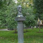 11. Памятник-бюст Шмелеву напротив усадьбы Демидовых. Современная фотография