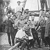 9. Геологические работы. Сидят – С. Гельфельд (в белой рубашке), Н. Подвойский (без рубашки), стоят Н. Глаголев (в рубашке с галстуком), Н. Ладовский (с шапкой в руке). Фотография 1924 года