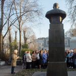 2. Во дворе дома-музея А.Н. Островского, возле бюста драматурга