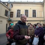 8. Во дворе одного из домов, в котором могли жить купцы Островского – Самсон Силыч, Истукарий Лупович, Тит Титыч