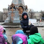 1. Начало экскурсии возле памятника героям Плевны. Экскурсовод Денис Дроздов показывает, как выглядела эта местность в древней Москве