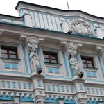 29. Фасады украшены музами, которые символизируют науки и искусства