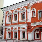 80. Ну а во дворе доходного дома – потрясающие палаты купца Ивана Сверчкова, который выделил деньги на строительство церкви Успения на Покровке