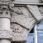 14. Разнообразная символика в украшениях фасада