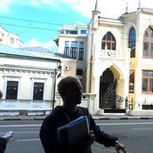 11. Денис рассказывает о легенде, связанной с призраком в этом доме. Эффект фотографии соответствует 