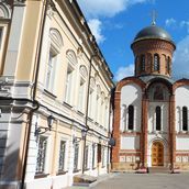 1. В начале Полянки притаилась церковь Иверской иконы Божией Матери при Ивесркой общине сестер милосердия, построенная в начале XX века