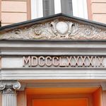 19. Надпись над подъездом доходного дома 1905 года – «MDCCCCV»