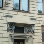 6. Изящные украшения подъезда