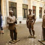 7. Во дворе  доходного дома братьев Грибовых памятник трем великим драматургам – Александру Вампилову, Александру Володину и Виктору Розову