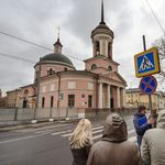 17. Экскурсовод Денис Дроздов рассказывает об Иверской церкви – редком примере позднего классицизма в Замоскворечье