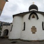 7. Кроме того, церковь украшает стилизованная под древненовгородскую резьба по камню