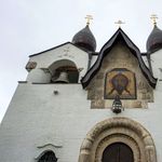 9. Мозаика «Спас Нерукотворный» по рисунку М.В. Нестерова. Иконы в иконостасе и настенные росписи в храме – тоже его письма