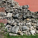 12. Крылья грота выложены обломками зданий, разрушенных пожаром 1812 года